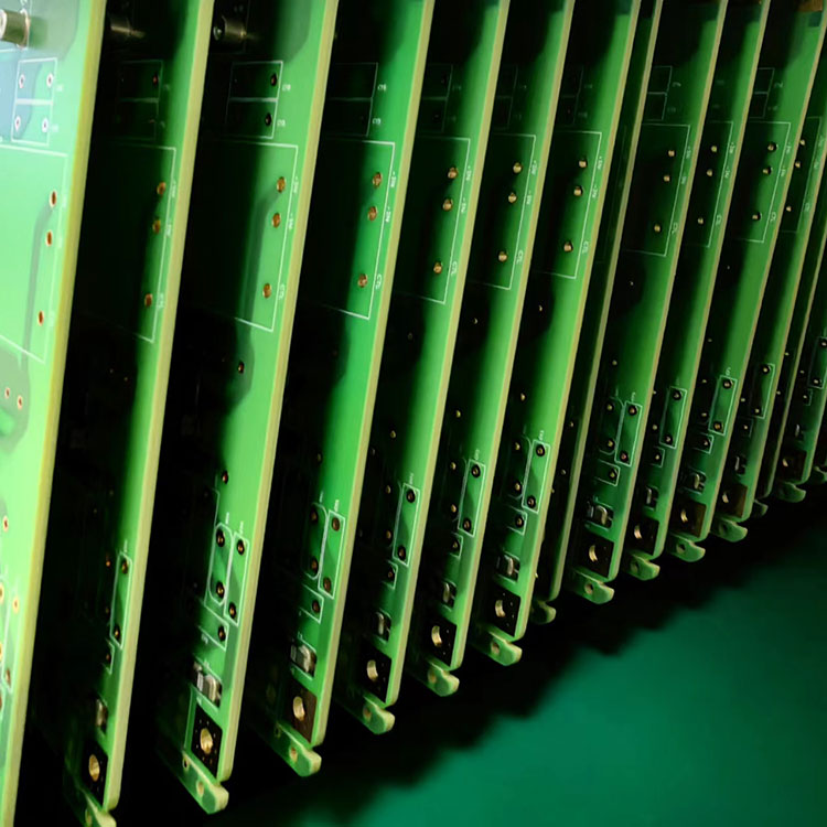 لماذا أصبحت مركبات روجرز ثنائي الفينيل متعدد الكلور الخيار المفضل للتطبيقات عالية التردد؟